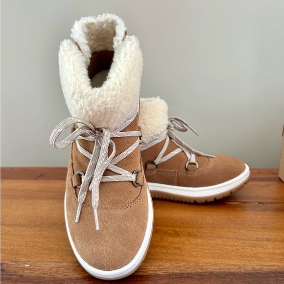 UGG Women's Lakeside Heritage Lace Boots in Chestnut Color- Size 7.5 - Picture 3 of 11